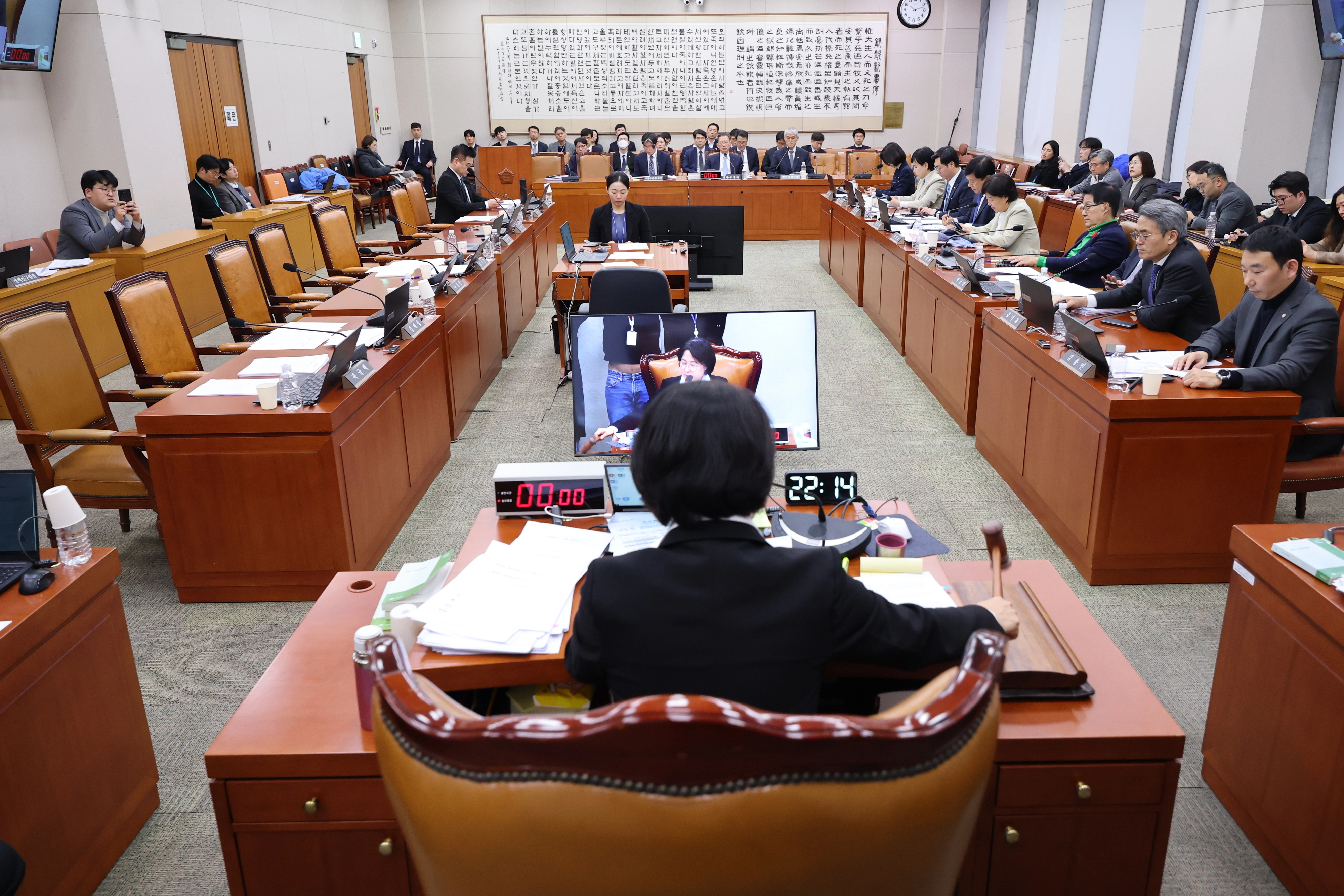 3일 서울 여의도 국회에서 국민의힘 의원들이 퇴장한 가운데 열린 법제사법위원회 전체회의에서 추미애 위원장이 의사봉을 두드리고 있다. 2025.12.3. 연합뉴스