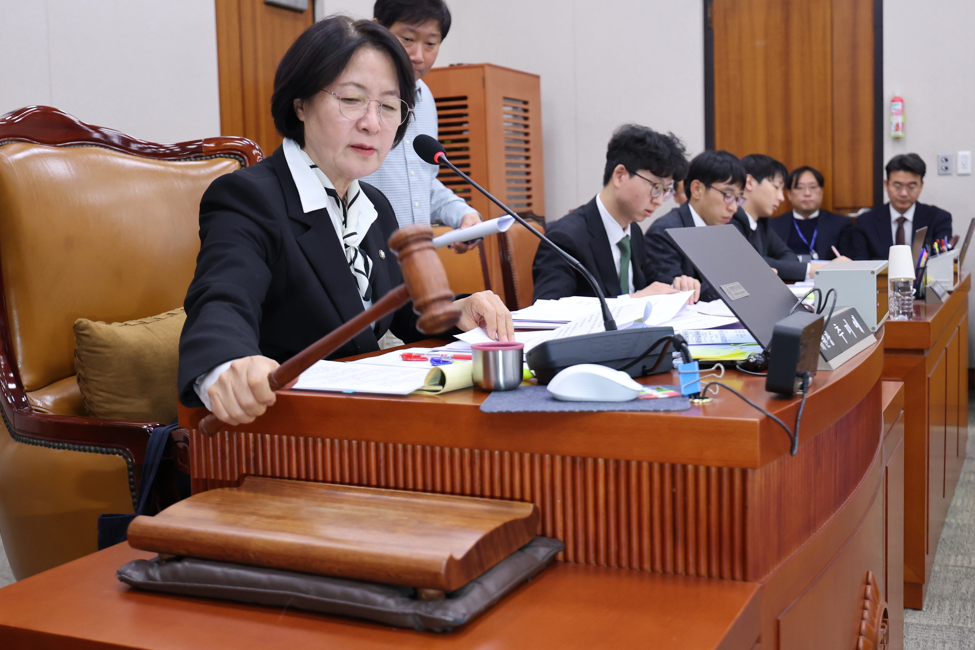 3일 서울 여의도 국회에서 열린 제429회 국회(정기회) 법제사법위원회 제16차 전체회의에서 12·3 계엄 사태와 관련해 윤석열 전 대통령 등이 연루된 내란 사건을 전담 처리하는 ‘내란전담재판부’(내란특별재판부) 설치법이 여당 주도로 통과되고 있다. 2025.12.3. 연합뉴스