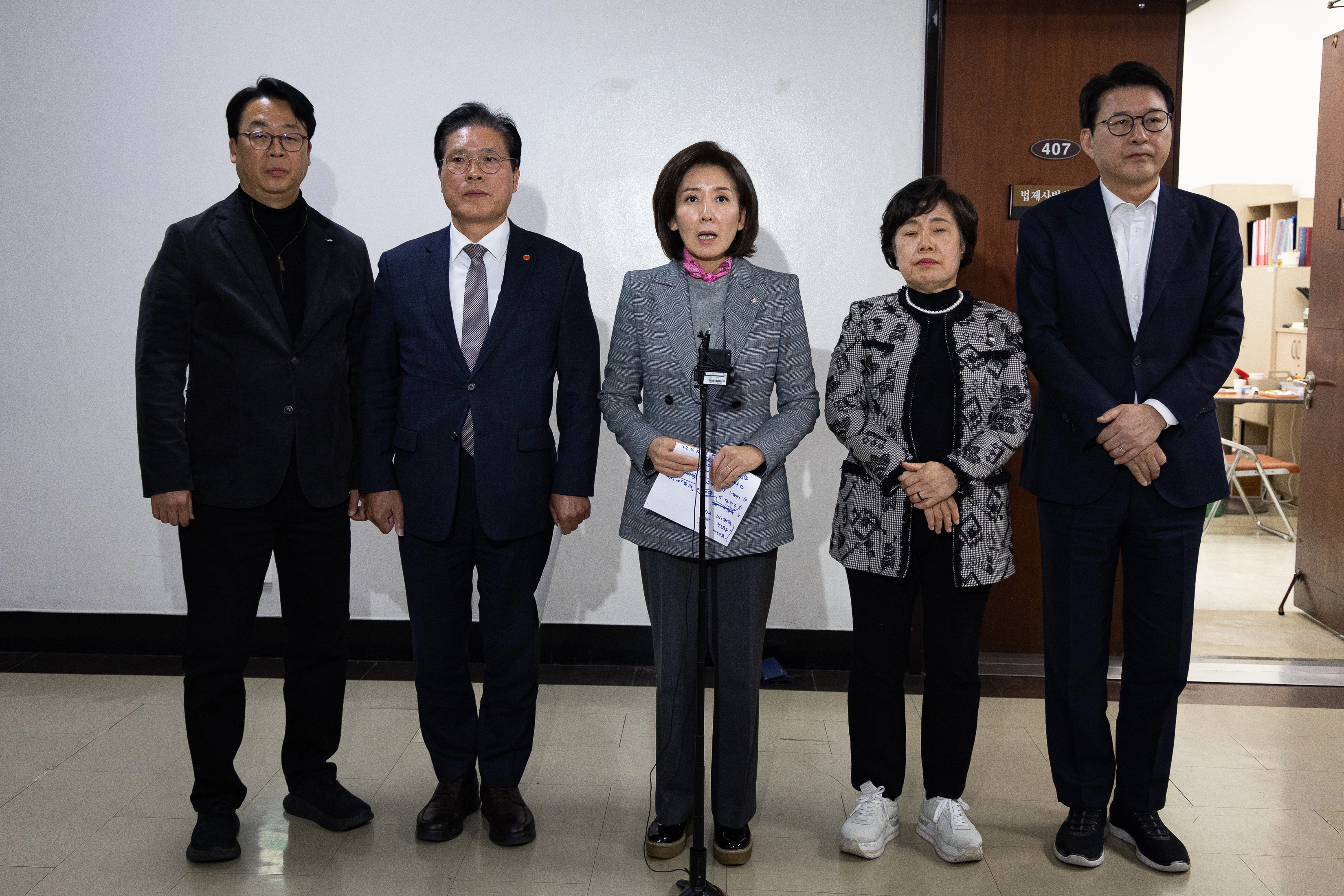 국회 법제사법위원회 국민의힘 위원들이 3일 서울 여의도 국회 법제사법위원회 전체회의장 앞에서 더불어민주당의 내란전담재판부 설치 관련 법안 강행을 규탄하고 있다. 왼쪽부터 곽규택, 송석준, 나경원, 조배숙, 신동욱 의원. 2025.12.3. 뉴스1