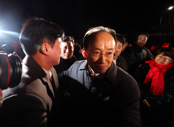 12?3 비상계엄 당시 의원들의 계엄 해제 표결 참여를 방해한 혐의를 받는 국민의힘 추경호 의원이 3일 구속영장이 기각돼 경기도 의왕 서울구치소를 나서고 있다. 2025.12.3. 연합뉴스