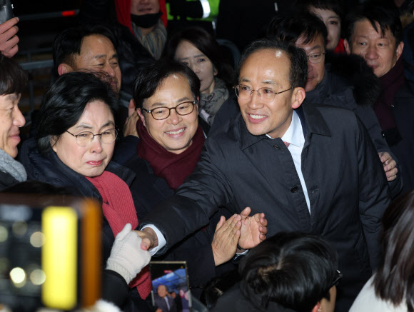 12?3 비상계엄 당시 의원들의 계엄 해제 표결 참여를 방해한 혐의를 받는 국민의힘 추경호 의원이 3일 구속영장이 기각돼 경기도 의왕 서울구치소를 나서고 있다. 2025.12.3. 연합뉴스