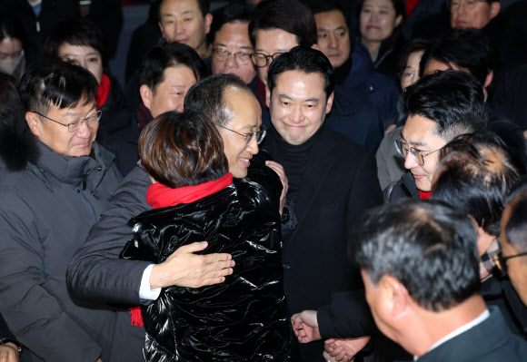 12?3 비상계엄 당시 의원들의 계엄 해제 표결 참여를 방해한 혐의를 받는 국민의힘 추경호 의원이 3일 구속영장이 기각돼 경기도 의왕 서울구치소를 나서고 있다. 2025.12.3. 연합뉴스