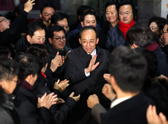 12?3 비상계엄 당시 의원들의 계엄 해제 표결 참여를 방해한 혐의를 받는 국민의힘 추경호 의원이 3일 구속영장이 기각돼 경기도 의왕 서울구치소를 나서고 있다. 2025.12.3. 연합뉴스