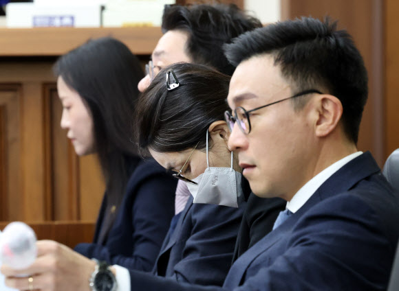 도이치모터스 주가조작과 명태균 공천개입, 통일교 청탁·뇌물 수수 의혹 혐의 등으로 구속기소 된 김건희 여사가 3일 서울 서초구 서울중앙지방법원에서 열린 자본시장법 위반 혐의 결심 공판에 출석해 있다. 2025.12.3. 사진공동취재단