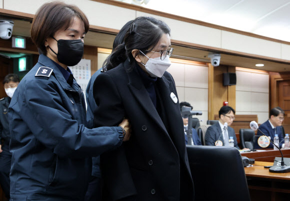 도이치모터스 주가조작과 명태균 공천개입, 통일교 청탁·뇌물 수수 의혹 혐의 등으로 구속기소 된 김건희 여사가 3일 서울 서초구 서울중앙지방법원에서 열린 자본시장법 위반 혐의 결심 공판에 출석하고 있다. 2025.12.3. 사진공동취재단