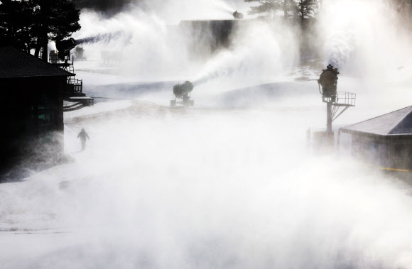 추위가 찾아온 3일 경기도 이천시 지산포레스트리조트 스키장에서 제설기가 인공눈을 뿌리고 있다. 2025.12.3. 연합뉴스