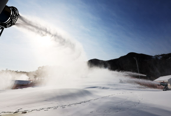 추위가 찾아온 3일 경기도 이천시 지산포레스트리조트 스키장에서 제설기가 인공눈을 뿌리고 있다. 2025.12.3. 연합뉴스