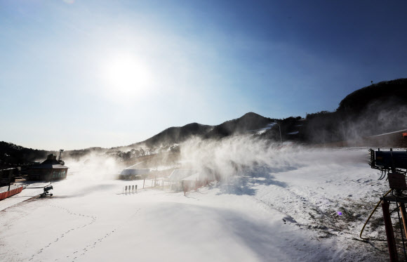 추위가 찾아온 3일 경기도 이천시 지산포레스트리조트 스키장에서 제설기가 인공눈을 뿌리고 있다. 2025.12.3. 연합뉴스
