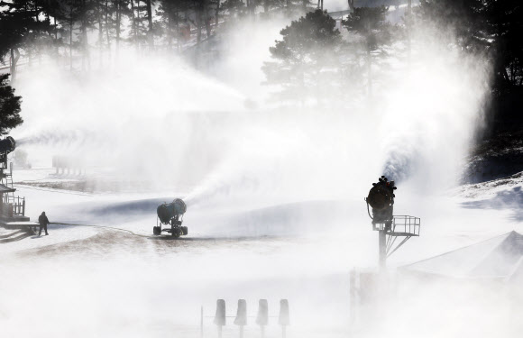 추위가 찾아온 3일 경기도 이천시 지산포레스트리조트 스키장에서 제설기가 인공눈을 뿌리고 있다. 2025.12.3. 연합뉴스
