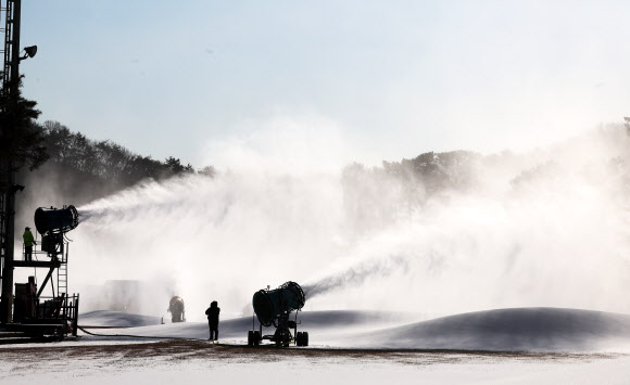 추위가 찾아온 3일 경기도 이천시 지산포레스트리조트 스키장에서 제설기가 인공눈을 뿌리고 있다. 2025.12.3 연합뉴스