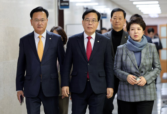 국민의힘 송언석 원내대표를 비롯한 의원들이 3일 서울 여의도 국회에서 지난 12·3 비상계엄 사태 관련 기자회견을 위해 이동하고 있다. 2025.12.3 연합뉴스