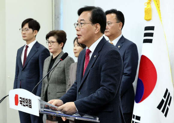 국민의힘 송언석 원내대표가 3일 서울 여의도 국회에서 기자회견을 열고 지난 12·3 비상계엄 사태를 막지 못한 책임에 대해 107명 의원을 대표해 사과하고 있다. 2025.12.3 연합뉴스
