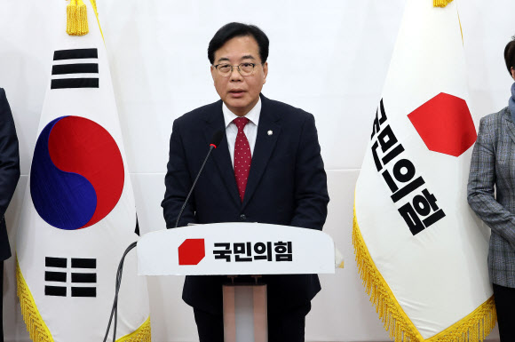 국민의힘 송언석 원내대표가 3일 서울 여의도 국회에서 기자회견을 열고 지난 12·3 비상계엄 사태를 막지 못한 책임에 대해 107명 의원을 대표해 사과하고 있다. 2025.12.3 연합뉴스