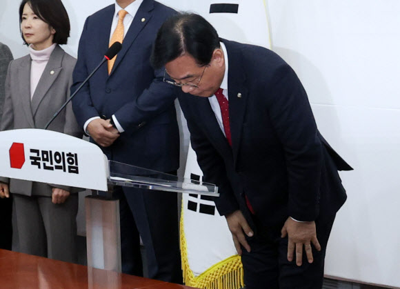 국민의힘 송언석 원내대표가 3일 서울 여의도 국회에서 기자회견을 열고 지난 12·3 비상계엄 사태를 막지 못한 책임에 대해 107명 의원을 대표해 고개 숙여 사과하고 있다. 2025.12.3 연합뉴스