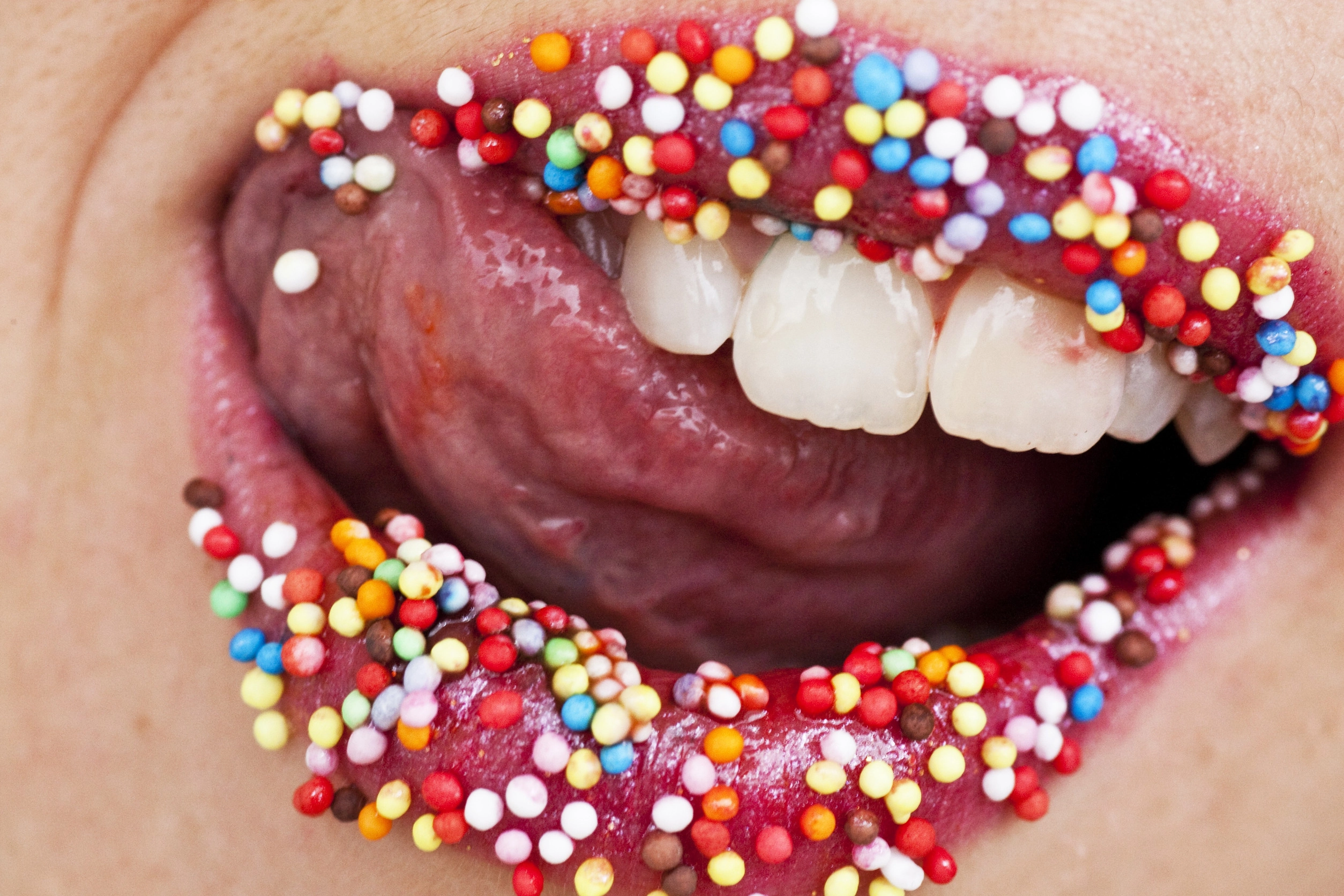 입술에 닿은 설탕 알갱이. 설탕이 입안에 들어오는 순간부터 충치균이 활동을 시작한다. 123rf