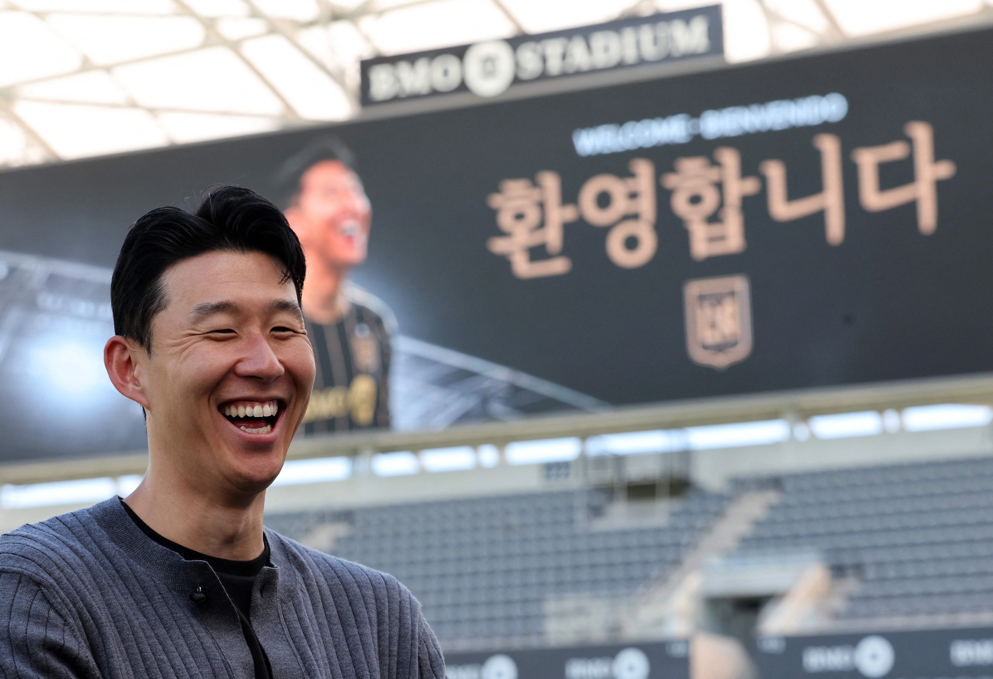 손흥민이 7일(한국시간) 미국 프로축구(MLS) 로스앤젤레스(LA)FC의 홈구장인 BMO 스타디움에서 입단 기념식을 진행하며 밝게 웃고 있다. AFP 연합뉴스