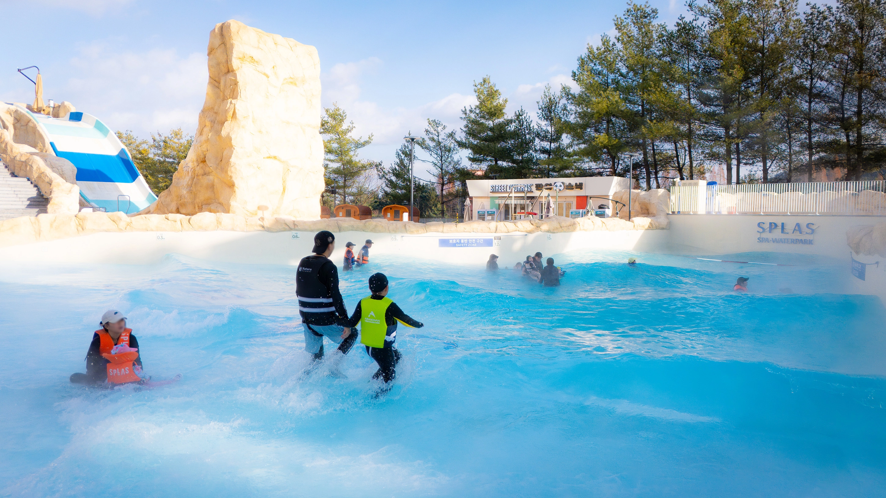 스플라스 리솜 고객들이 스플라스 스파&워타파크 야외 파도풀 아쿠아스톰에서 온천 파도를 즐기며 물놀이를 하고 있다.
호반호텔앤리조트 제공