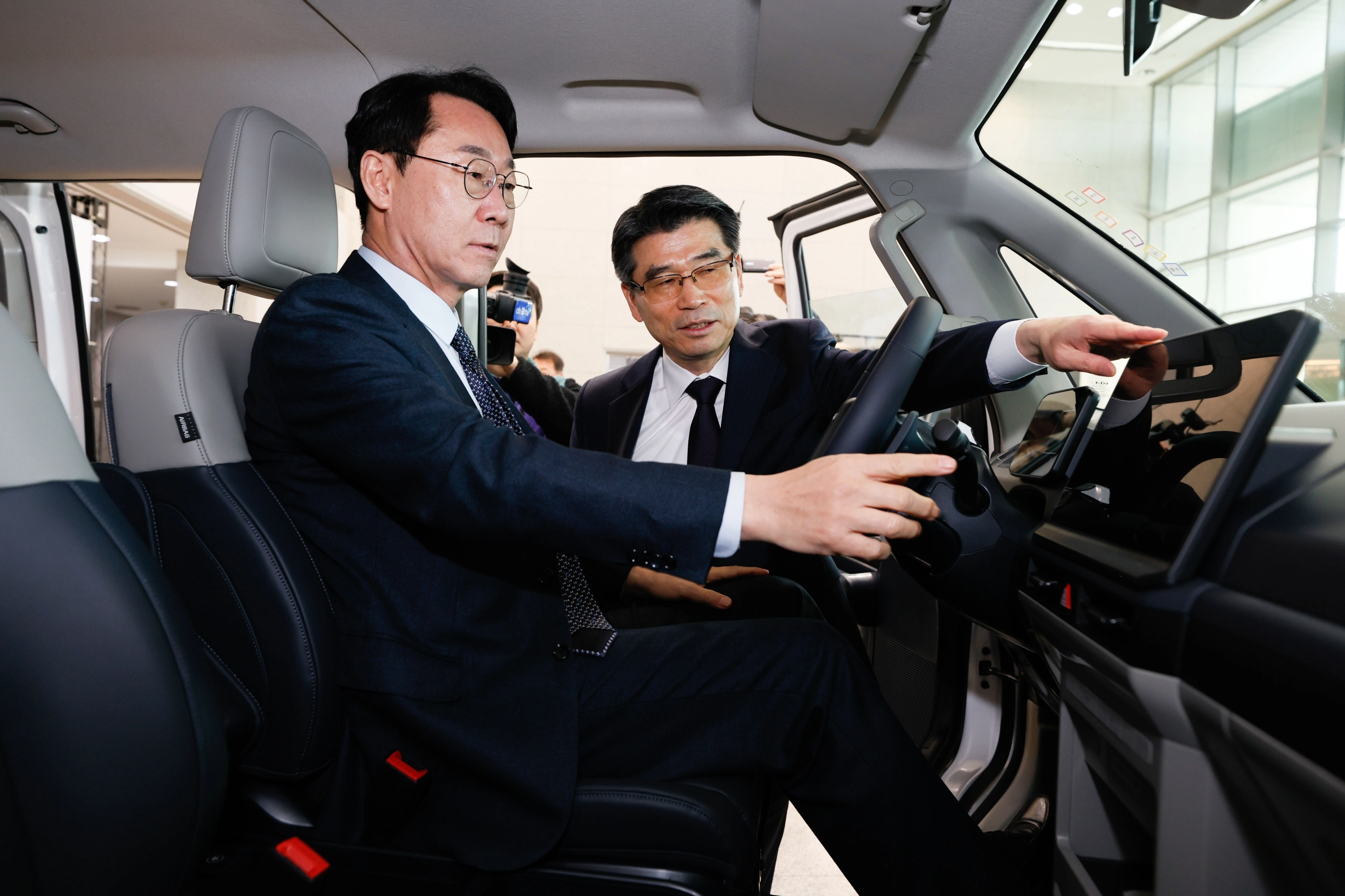 정명근 화성특례시장이 기아 PBV 기반 미래 모빌리티 생태계 조성을 위한 투자 및 업무협약식에서 차를 시승하고 있다. (화성시 제공)
