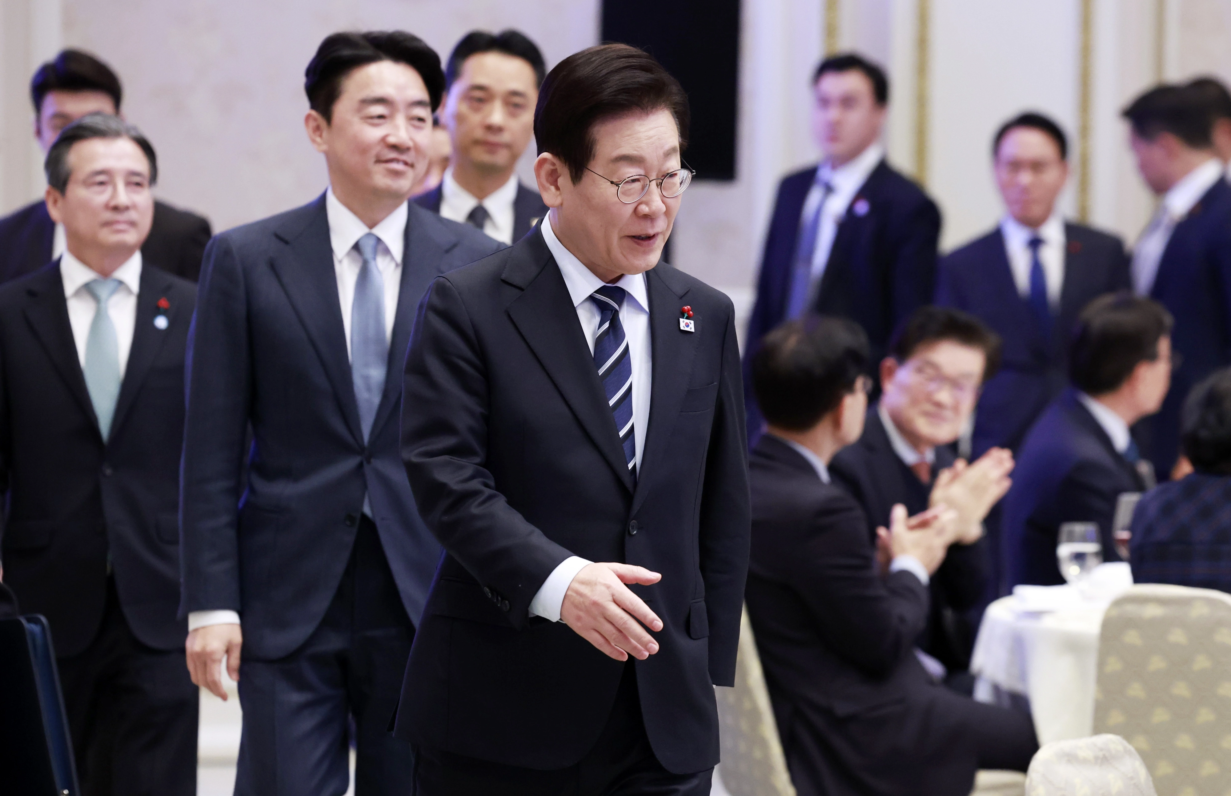 이재명 대통령, 산업 역군 초청 오찬 참석  이재명 대통령이 4일 청와대 영빈관에서 열린 산업 역군 초청 오찬 행사에 입장하고 있다.
연합뉴스