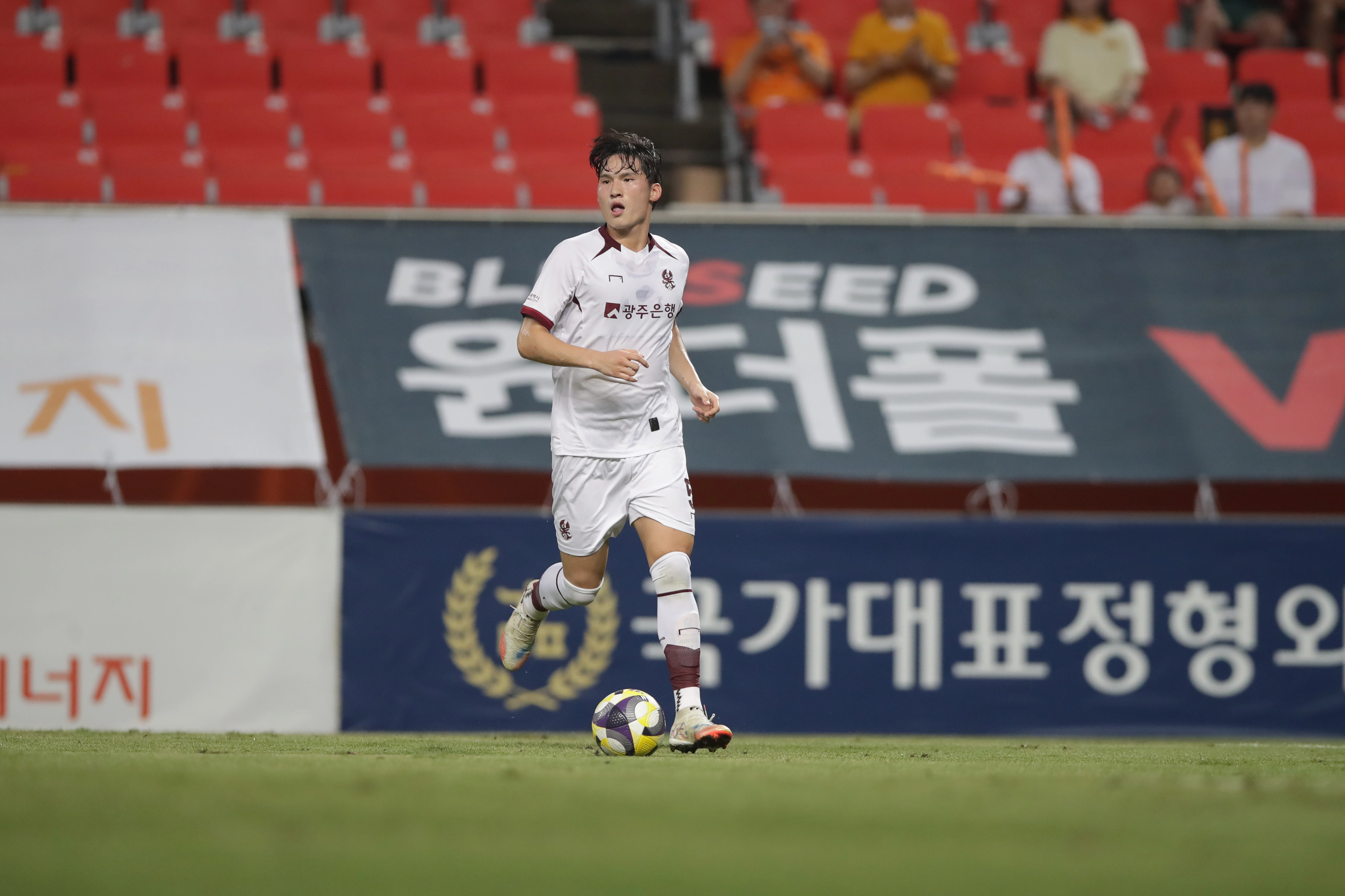 광주FC 변준수가 8월 30일 제주월드컵경기장에서 열린 2025 K리그1 28라운드 제주 SK와의 원정 경기에서 드리블하고 있다. K리그 제공