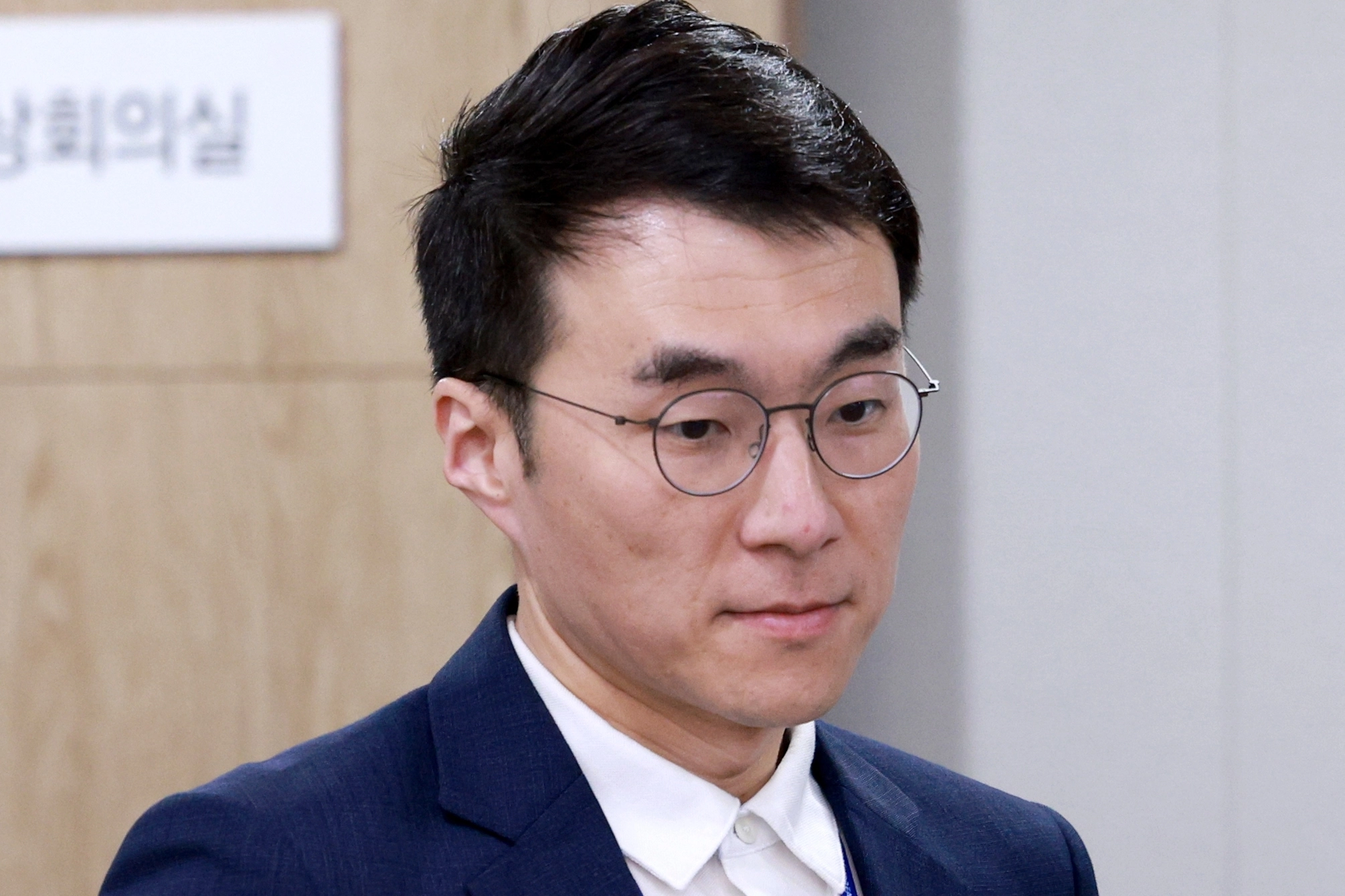 김남국 디지털소통비서관, 5차 수석·보좌관 회의 참석  인사 청탁에 연루된 김남국 대통령실 디지털소통비서관. 지난 7월 24일 서울 용산 대통령실 청사에서 열린 5차 수석·보좌관 회의에 참석하는 모습이다. 대통령실통신사진기자단