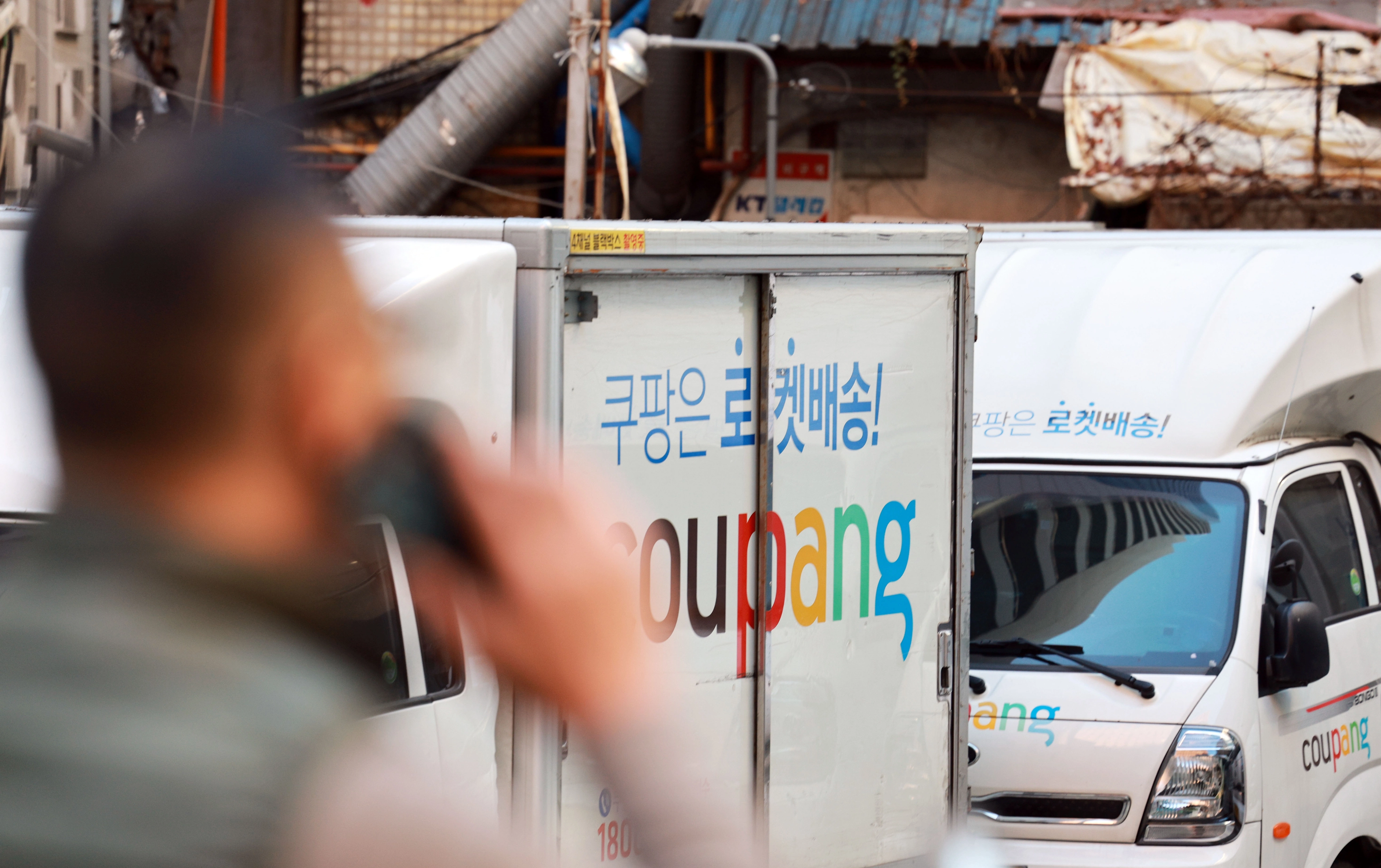 쿠팡서 고객 4천500여명 정보 노출…정부에 신고  쿠팡에서 고객 4천500여명의 이름과 이메일 등 개인정보가 노출되는 사고가 발생했다. 쿠팡은 20일 고객들에게 “18일 고객 개인정보가 비인가 조회된 것으로 확인됐다”며 “조회된 정보는 이름, 이메일 주소, 배송지 주소록(전화번호·주소), 최근 5건의 주문 정보로 확인했다”고 공지했다. 사진은 21일 서울 시내 쿠팡 차량 차고지. 2025.11.21 연합뉴스