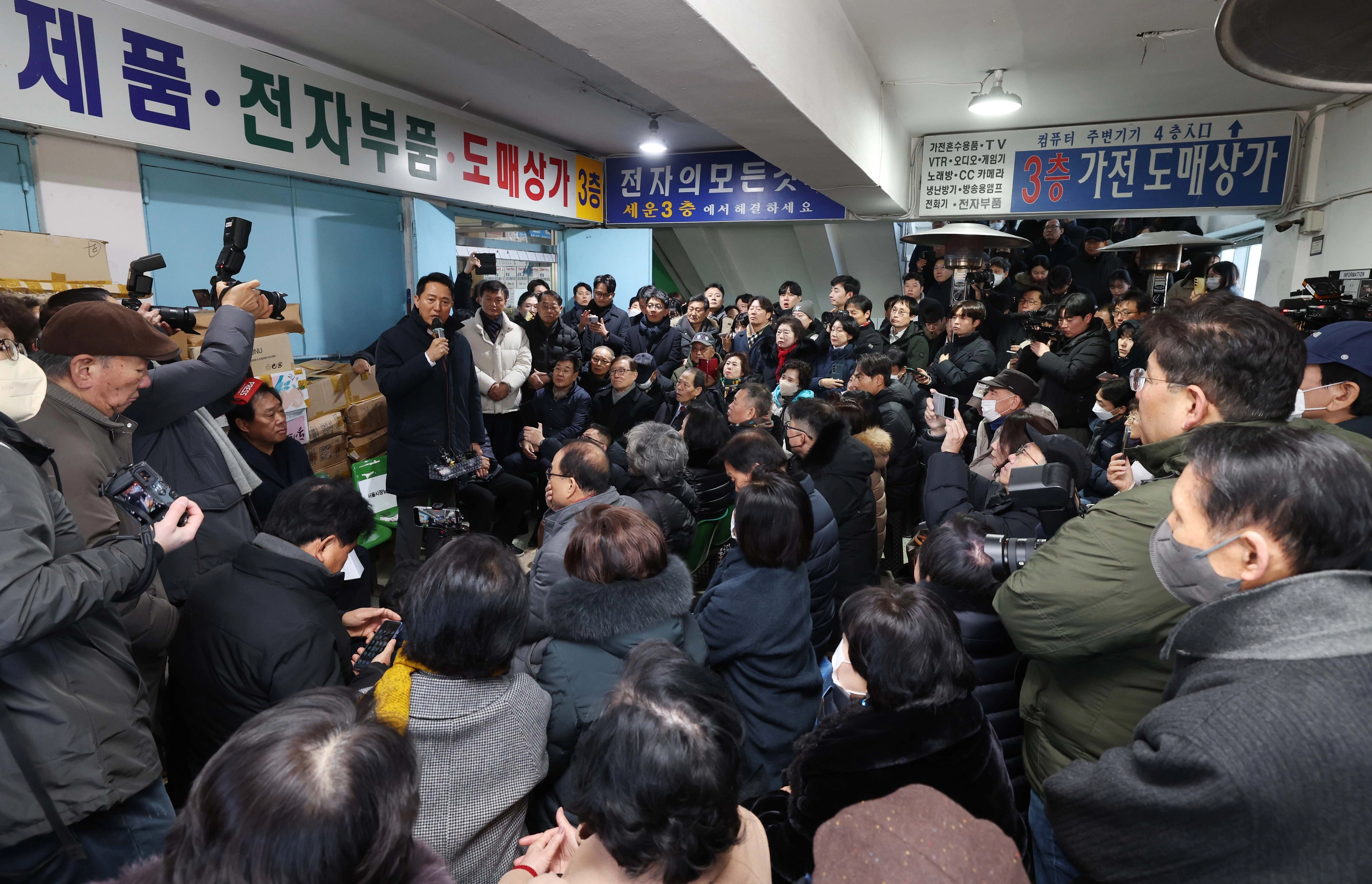 오세훈 서울시장이 4일 종묘 경관 훼손 논란이 일고 있는 서울 종로구 세운재정비 촉진지구 세운상가에서 주민들과 간담회를 하고 있다. 

연합뉴스