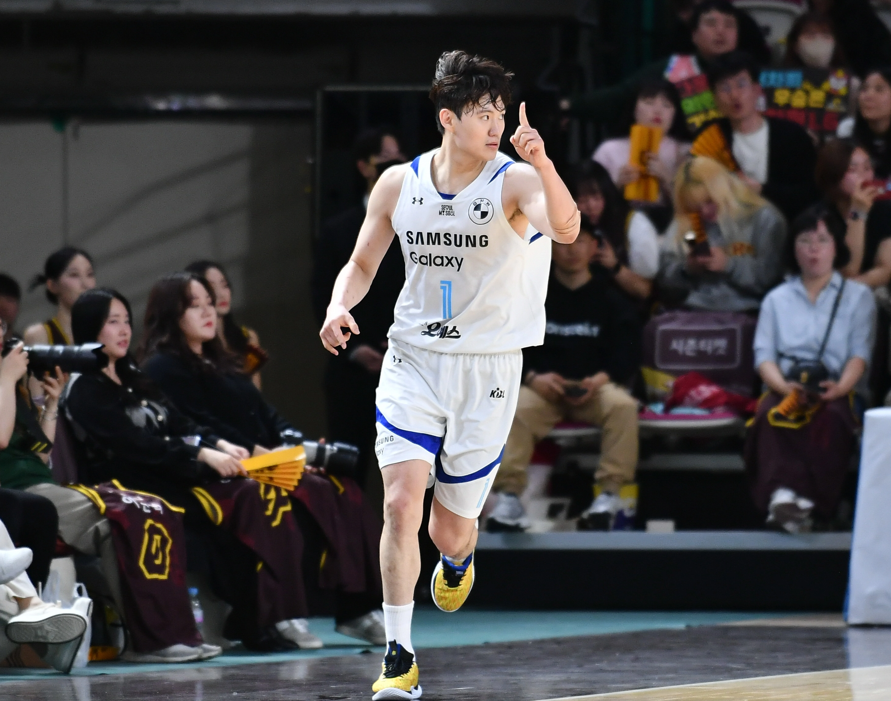 서울 삼성 이동엽이 2024년 3월 31일 창원실내체육관에서 열린 2023~24 프로농구 정규시즌 창원 LG와의 원정 경기에서 득점한 뒤 기뻐하고 있다. KBL 제공
