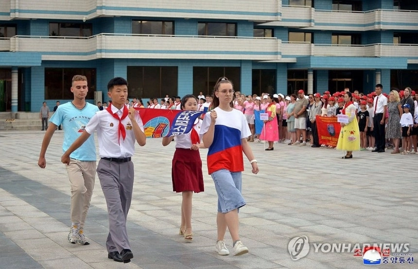 북러 소년친선야영 시작  북한과 러시아 학생소년야영단이 참가하는 조로(북러) 소년친선야영 입소식이 지난 22일 송도원국제소년단야영소에서 열렸다고 조선중앙통신이 23일 보도했다. 2025.7.23 평양 조선중앙통신 연합뉴스