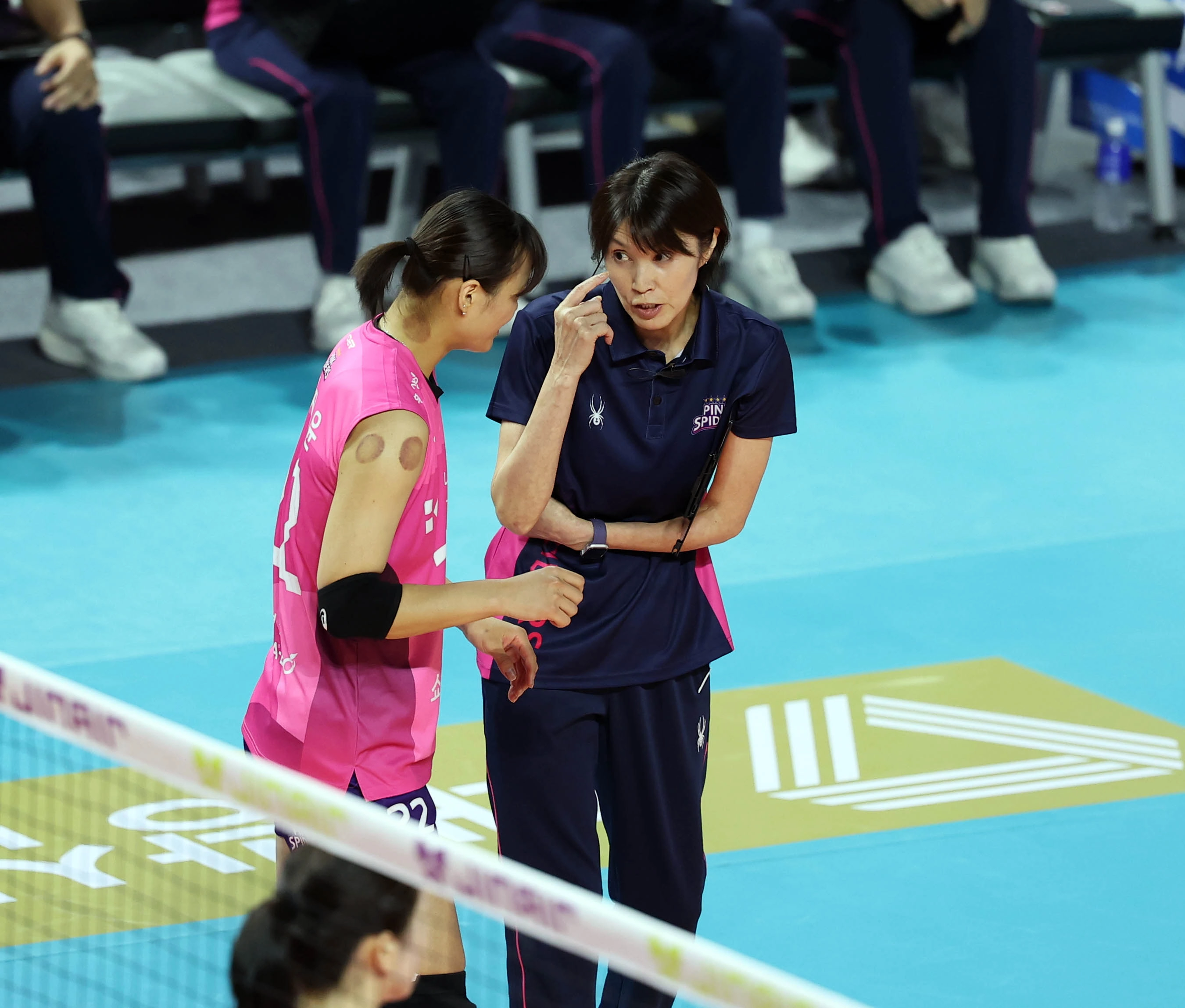 경기 중 선수들과 맞춤형 대화를 나누는 모습.
흥국생명 제공