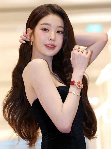 그룹 아이브의 장원영이 4일 서울 신세계백화점 강남점에 오픈한 주얼리 브랜드 불가리의 ‘홀리데이 디바스 드림’ 팝업에서 포즈를 취하고 있다. 2025.12.4  연합뉴스