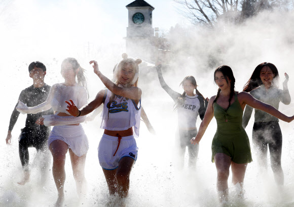 한파가 이어지고 있는 4일 경기도 용인시 캐리비안베이에서 모델들이 카피바라 테마로 꾸며진 편백 나무 노천탕과 핀란드식 원통 사우나 등 ‘윈터 캐비 스파’를 즐기고 있다. 2025.12.4  연합뉴스