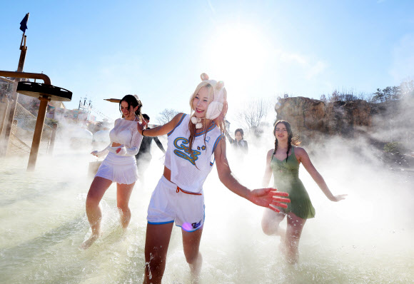 한파가 이어지고 있는 4일 경기도 용인시 캐리비안베이에서 모델들이 카피바라 테마로 꾸며진 편백 나무 노천탕과 핀란드식 원통 사우나 등 ‘윈터 캐비 스파’를 즐기고 있다. 2025.12.4  연합뉴스
