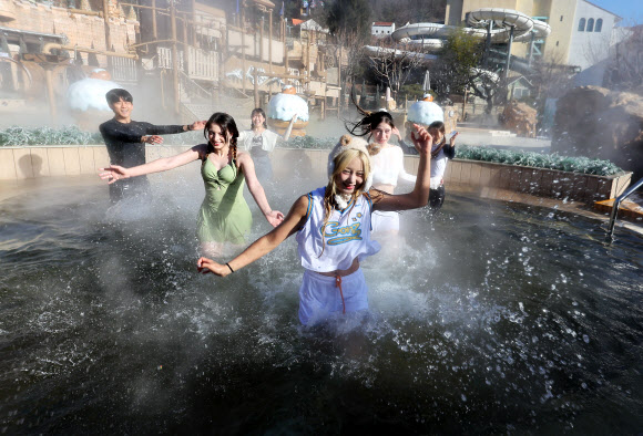 한파가 이어지고 있는 4일 경기도 용인시 캐리비안베이에서 모델들이 카피바라 테마로 꾸며진 편백 나무 노천탕과 핀란드식 원통 사우나 등 ‘윈터 캐비 스파’를 즐기고 있다. 2025.12.4  연합뉴스