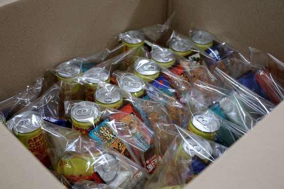 학교 급식·돌봄 비정규직 노동자들이 파업에 돌입한 4일 대전지역 학교·유치원 상당수가 파업에 동참하면서 급식에 차질이 빚어졌다. 사진은 대전의 한 고등학교에서 대체 급식으로 제공한 샌드위치와 음료수. 2025.12.4  연합뉴스