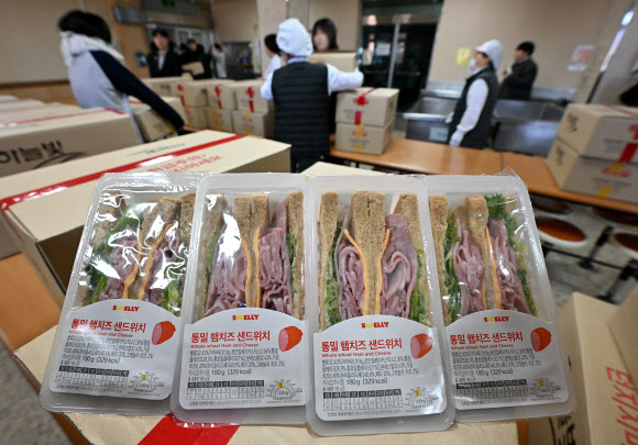 급식과 돌봄 등을 담당하는 경기지역의 학교 비정규직 노동자들이 파업에 들어간 4일 경기도 수원시 한 학교에서 학생들이 대체식을 분배받고 있다. 2025.12.4  공동취재