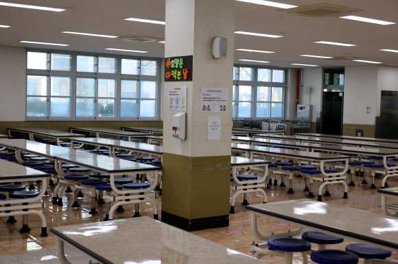 학교 급식·돌봄 비정규직 노동자들이 파업에 돌입한 4일 대전의 한 고등학교 급식실이 텅 비어 있다. 2025.12.4  연합뉴스