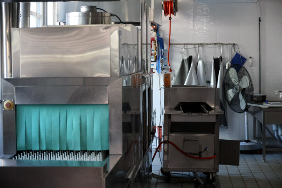 학교 급식·돌봄 비정규직 노동자들이 파업에 돌입한 4일 대전의 한 고등학교 급식실이 텅 비어 있다. 2025.12.4  연합뉴스