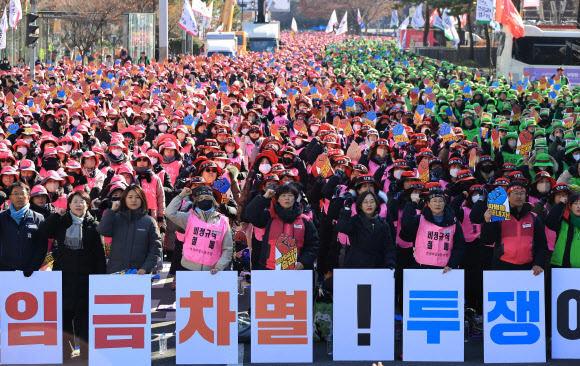 4일 서울 여의도 국회 앞에서 열린 전국학교비정규직연대회의 2차 총파업대회에서 참석자들이 구호를 외치고 있다. 2025.12.4  연합뉴스