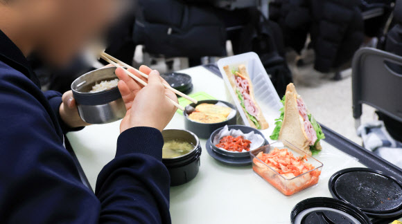 급식과 돌봄 등을 담당하는 경기지역의 학교 비정규직 노동자들이 파업에 들어간 4일 경기도 수원시 한 학교에서 학생이 준비한 도시락을 먹고 있다. 2025.12.4  공동취재