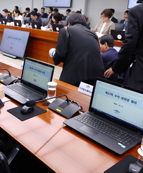 4일 용산 대통령실에서 이재명 대통령 주재로 진행된 수석보좌관회의에서 회의 초반 김남국 디지털소통비서관 자리가 비어 있다. 2025.12.4  연합뉴스