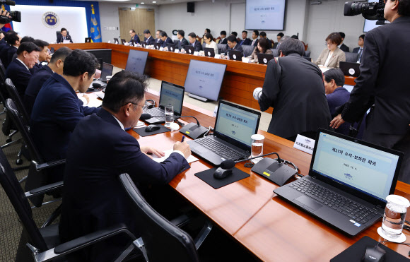 4일 용산 대통령실에서 이재명 대통령 주재로 진행된 수석보좌관회의에서 회의 초반 김남국 디지털소통비서관 자리가 비어 있다. 2025.12.4  연합뉴스