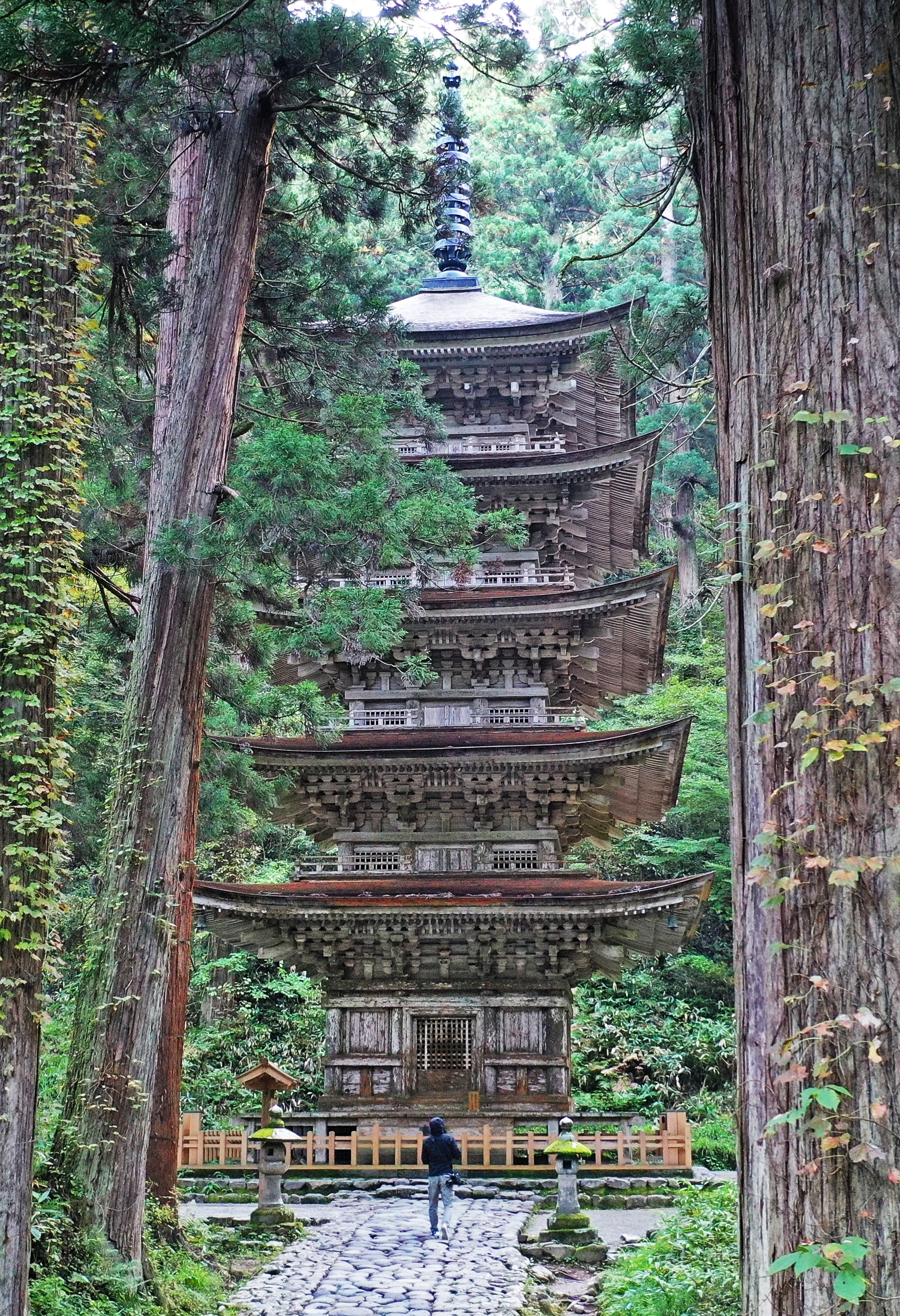 일본 야마가타현 쓰루오카시 하구로산에 있는 5층탑 고주노토. 우리 전통 결구법처럼 못 하나 쓰지 않고 세워 올렸다. 일본 산악신앙인 슈겐도 신자들이 성지처럼 여기는 곳이다.