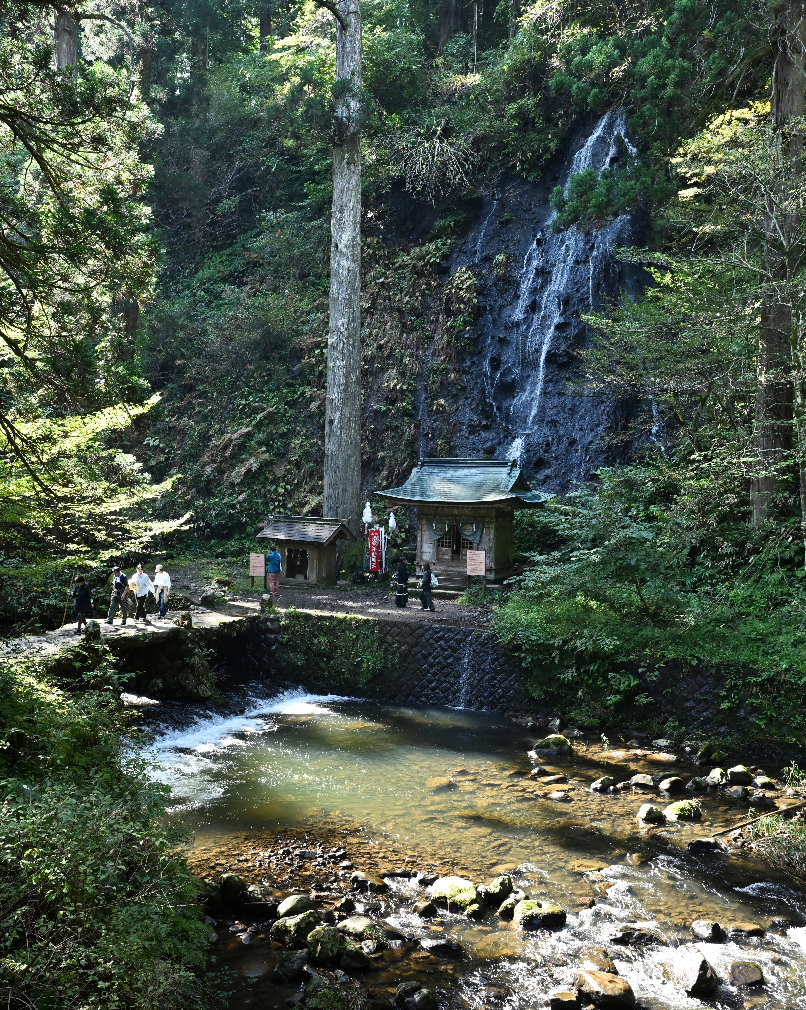 하구로산 참배로 초입에 있는 스가 폭포와 신사.