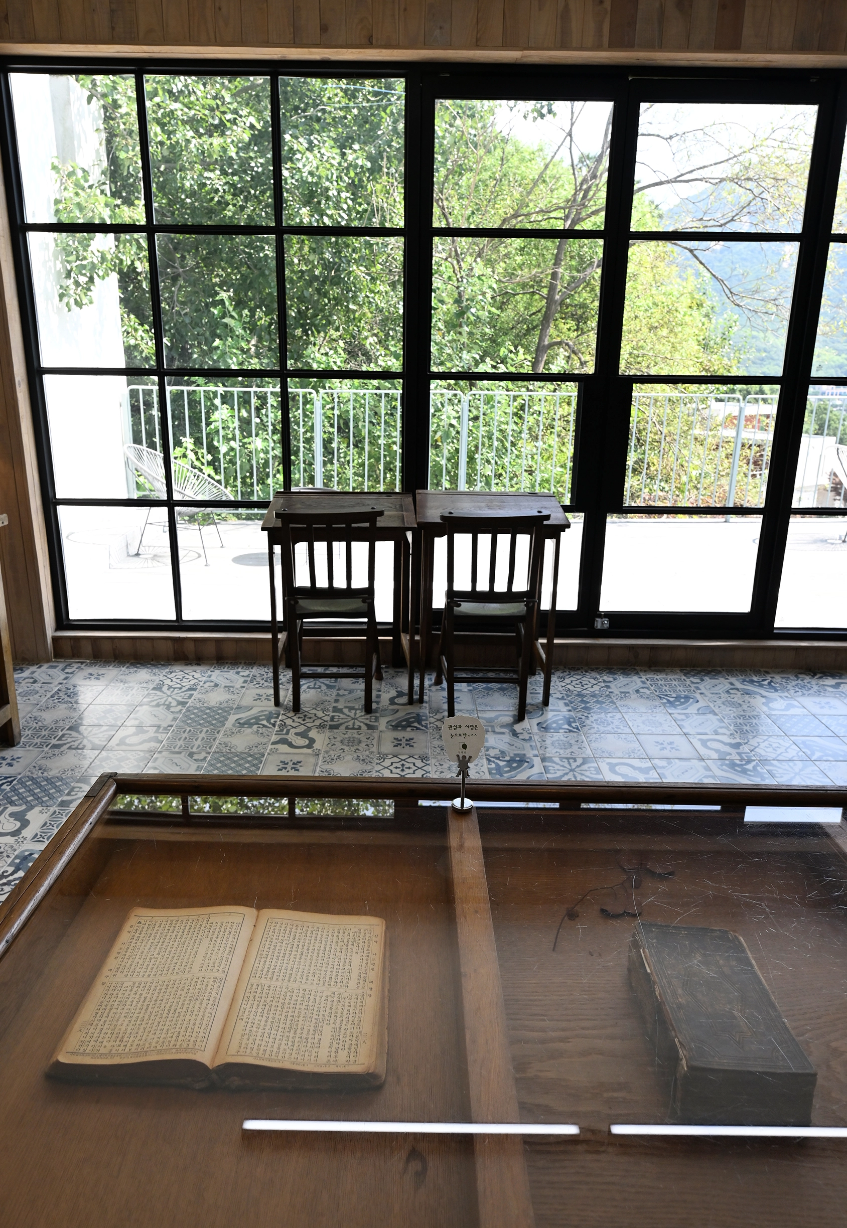예배당 밖에 있는 도서실.