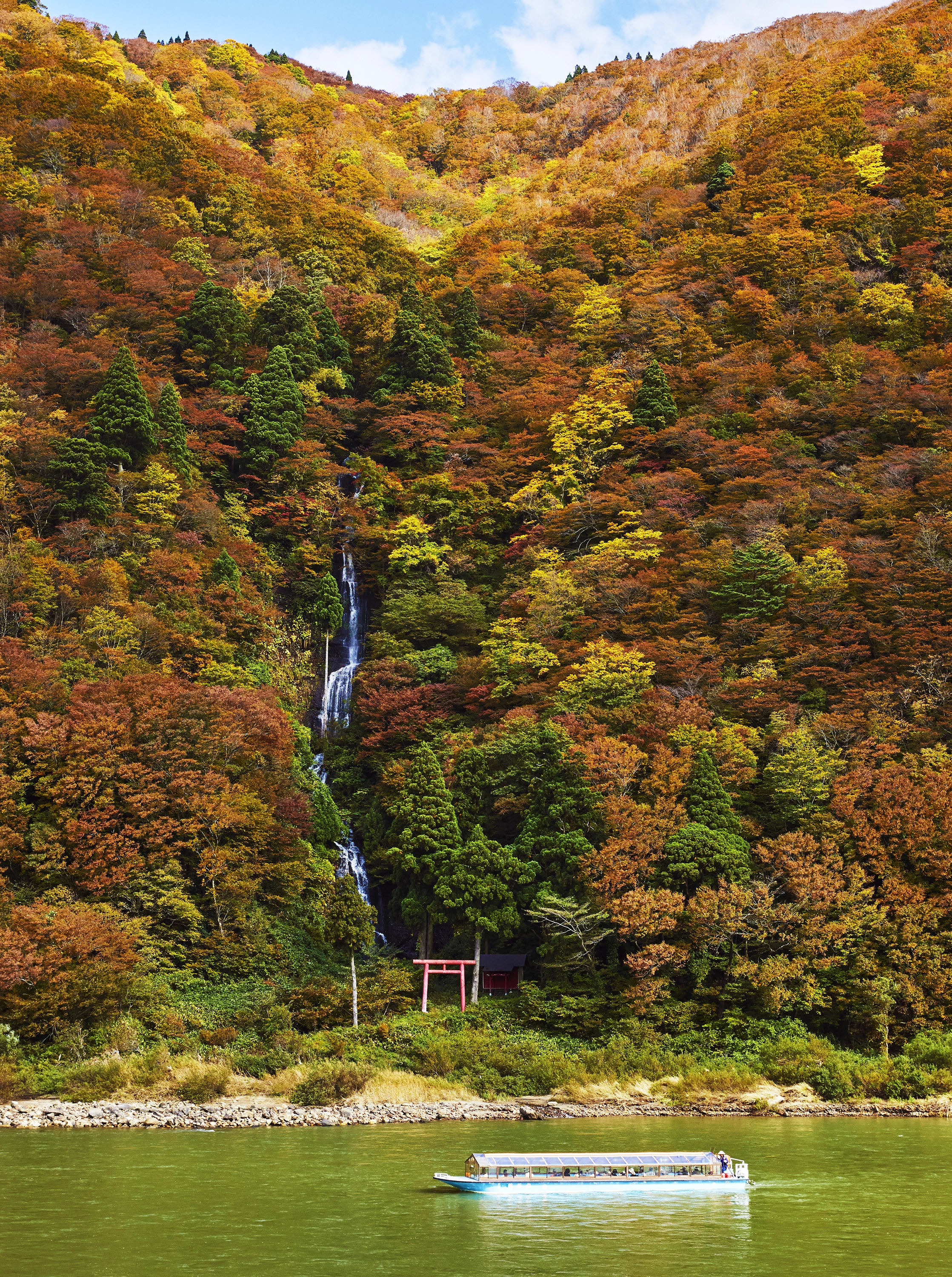 쓰루오카의 유명 관광 상품인 모가미강 단풍 뱃놀이. 뒤로 시라이토 폭포가 보인다.