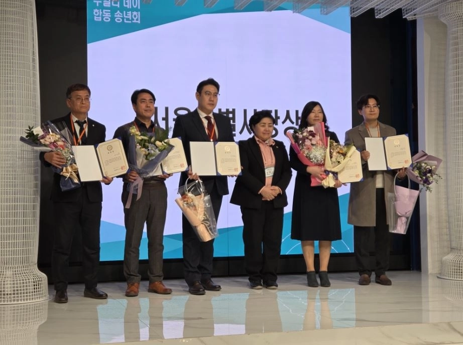 ‘2025 주얼리데이 기념식&합동 송년회’에 참석해 의장상을 대리 시상한 김영옥 위원장(오른쪽 세 번째)