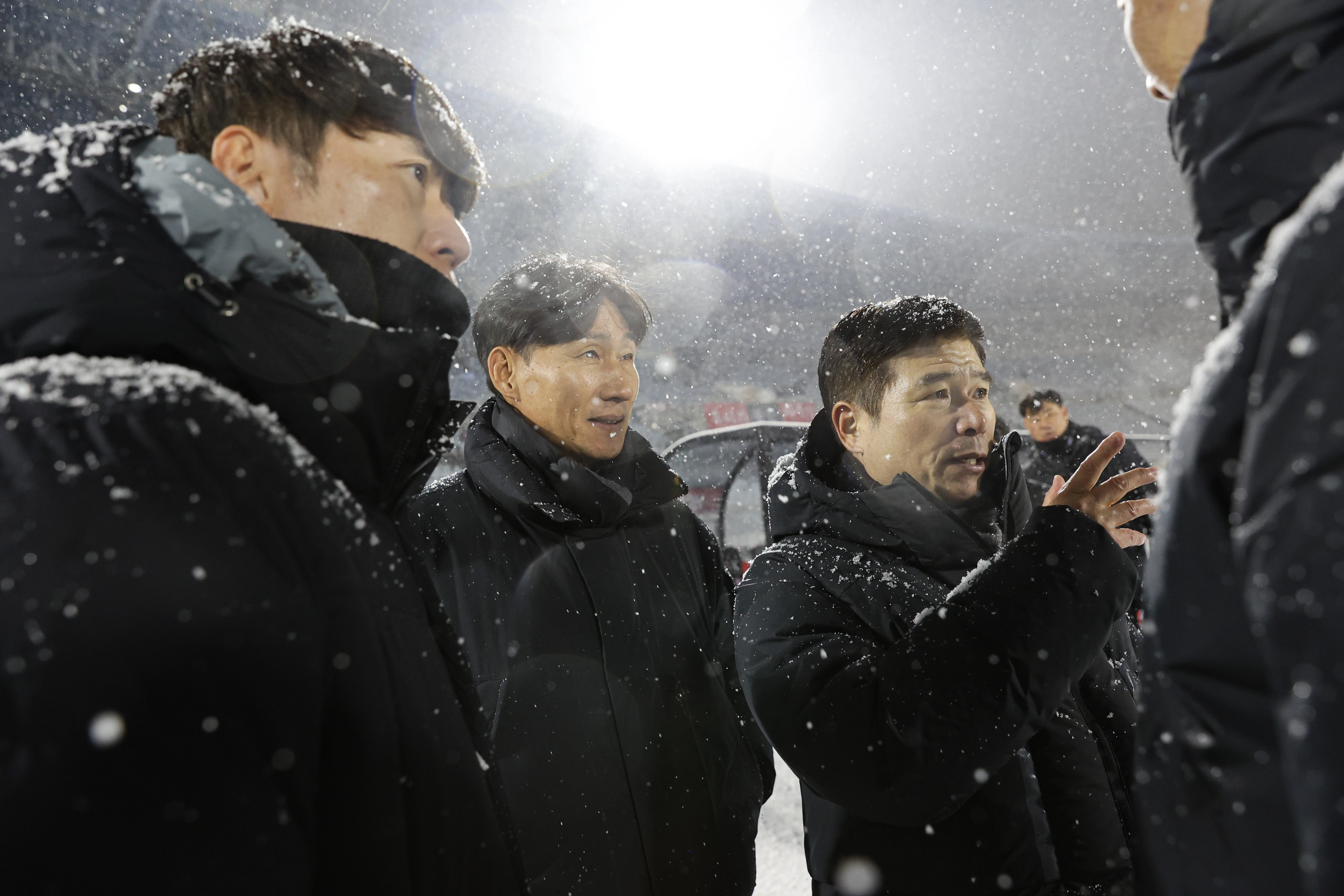 김호영(오른쪽) 한국프로축구연맹 기술위원장이 4일 부천종합운동장에서 예정된 2025 K리그 승강 플레이오프(PO) 1차전을 폭설로 연기했다고 김은중 수원FC 감독(왼쪽부터), 이영민 부천FC 감독에게 설명하고 있다. K리그 제공
