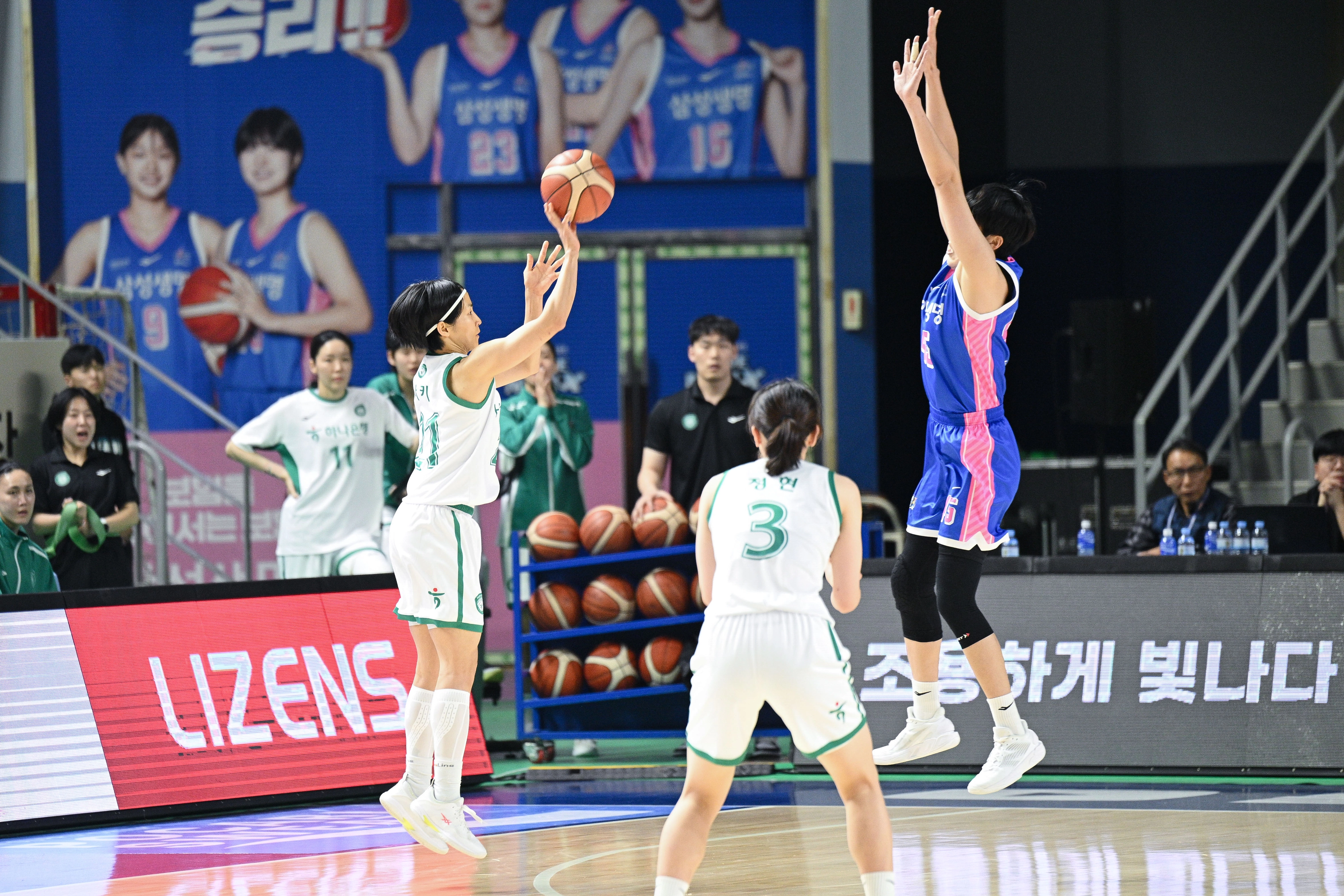 부천 하나은행 이이지마 사키가 24일 용인실내체육관에서 열린 2025~26 여자프로농구 정규시즌 용인 삼성생명과의 원정경기에서 슛하고 있다. WKBL 제공