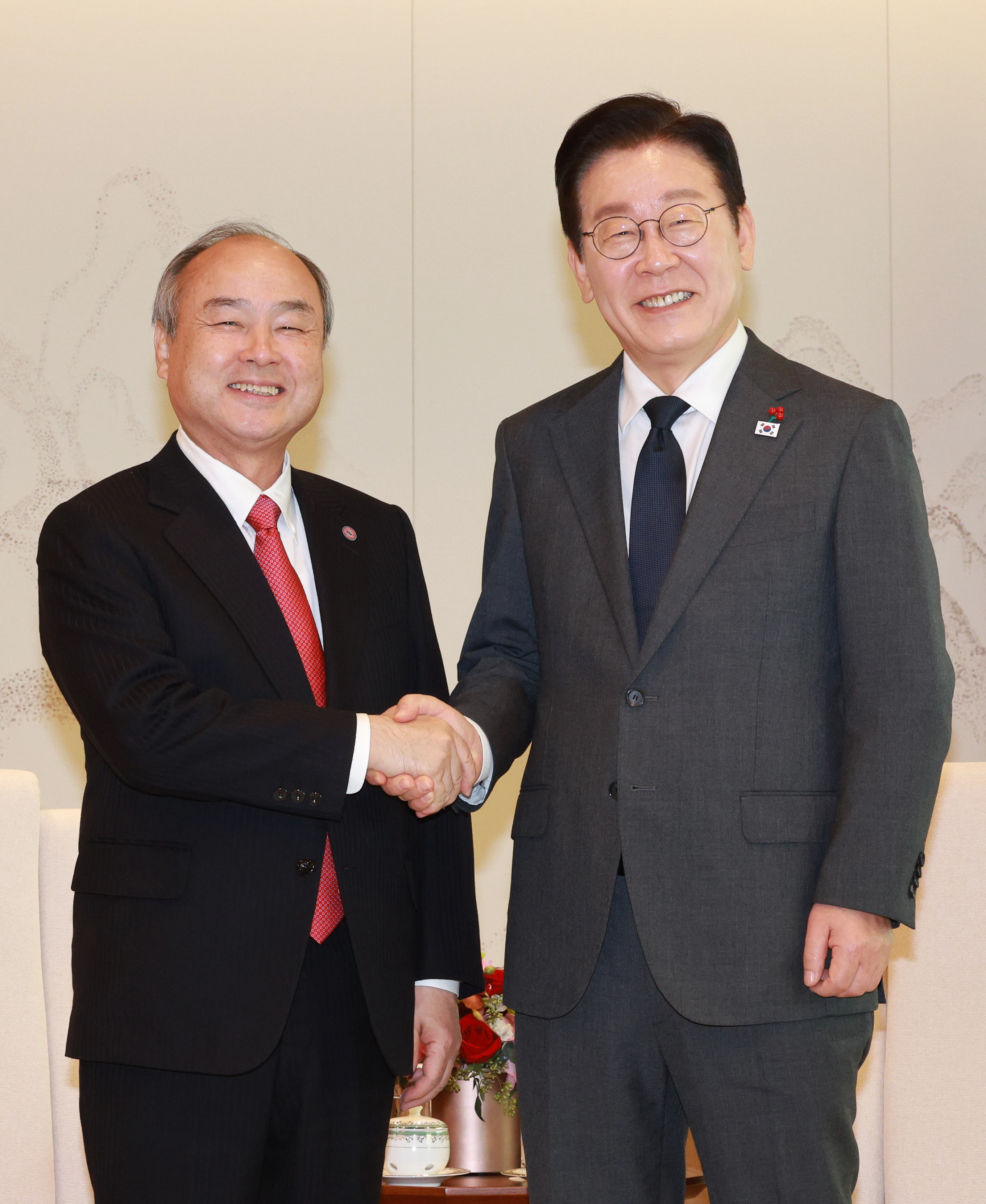 이재명 대통령, 손정의 회장 면담  이재명 대통령이 5일 용산 대통령실에서 손정의 소프트뱅크그룹 회장과 면담에 앞서 악수하고 있다. 2025.12.5 연합뉴스